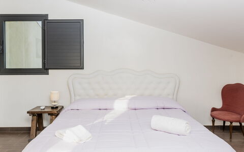 Villa Costa: Möbel, Interior Design, Bett, Schlafzimmer, Holz, Fussboden, Bettdecke, Bedding, Textil, Zimmer