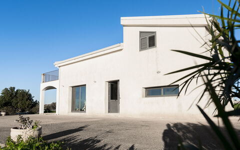 Villa Costa: Himmel, Die Architektur, Zuhause, Wohngebiet, Verbundwerkstoff, Estate, Tür, Beton, Schatten, Auffahrt