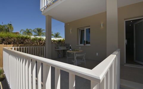 Villa Benvenuti al Sud: Wand, Fussboden, Zuhause, Wohngebiet, Veranda, Balkon, Verbundwerkstoff, Wohnung, Geländer, Schatten