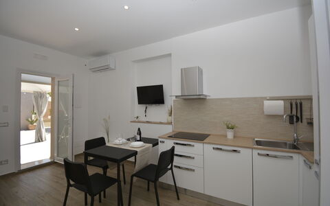 Villa Benvenuti al Sud: Möbel, Interior Design, Holz, Flooring, Fussboden, Countertop, Zimmer, Decke, Beleuchtung, Küche
