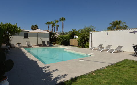 Villa Benvenuti al Sud: Schwimmbad, Resort, Gartenmöbel, Schatten, Verbundwerkstoff, Sonnenliege, Eco Hotel, Freizeit, Hazienda
