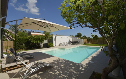 Villa Benvenuti al Sud: Schwimmbad, Resort, Gartenmöbel, Verbundwerkstoff, Schatten, Eco Hotel, Sonnenliege, Regenschirm, Freizeit, Villa