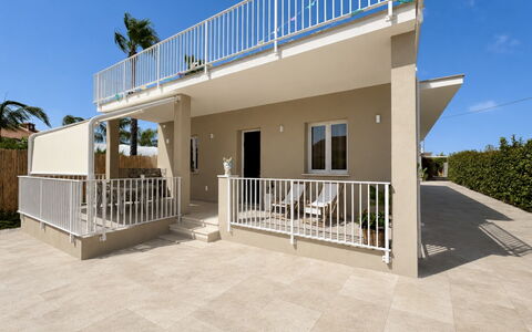 Villa Benvenuti al Sud: Wohngebiet, Zuhause, Veranda, Verbundwerkstoff, Balkon, Schatten, Estate, Beton, Zaun, Deck