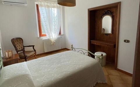 Villa i Fiori: Holz, Flooring, Fussboden, Möbel, Interior Design, Bett, Schlafzimmer, Bettdecke, Beleuchtung, Zimmer