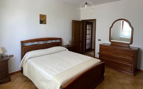 Villa i Fiori: Bett, Möbel, Schlafzimmer, Bettdecke, Holz, Flooring, Bedding, Interior Design, Fussboden, Schublade