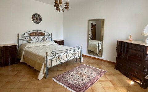 Villa i Fiori: Bett, Möbel, Schlafzimmer, Interior Design, Bedding, Bettdecke, Flooring, Fussboden, Zimmer, Bettrahmen
