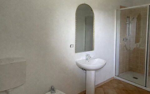 Villa i Fiori: Wand, Flooring, Fussboden, Armatur, Zimmer, Badezimmer, Installation, Bad Sink, Fliese, Sinken
