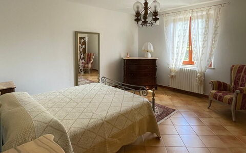 Villa i Fiori: Möbel, Bett, Schlafzimmer, Interior Design, Flooring, Fussboden, Wand, Bettdecke, Bedding, Holz