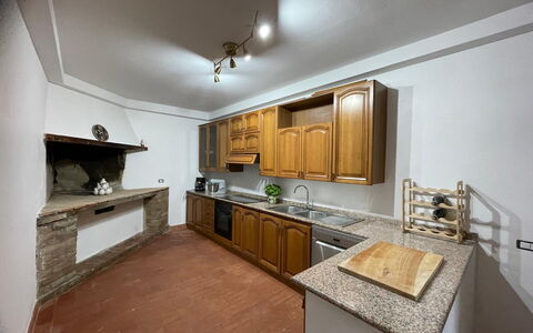 Villa i Fiori: Küche, Countertop, Flooring, Interior Design, Decke, Holz, Cabinetry, Fussboden, Küchengerät, Major Appliance