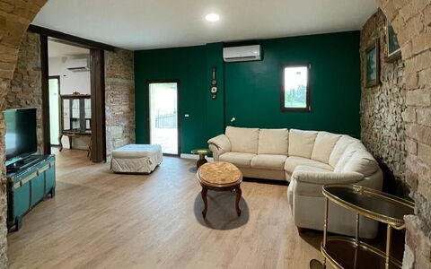 Villa i Fiori: Möbel, Flooring, Interior Design, Wand, Fussboden, Holz, Couch, Decke, Beleuchtung, Wohnzimmer