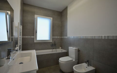 Rari House: Armatur, Flooring, Badezimmer, Fussboden, Toilette, Installation, Interior Design, Zapfhahn, Toilleten Sitz, Sinken