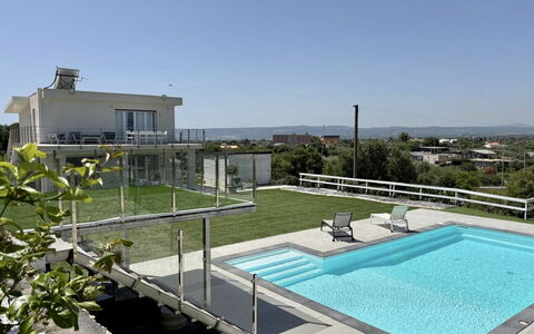 Rari House: Schwimmbad, Resort, Verbundwerkstoff, Gartenmöbel, Freizeit, Schatten, Eco Hotel, Thermae, Water Feature, Villa