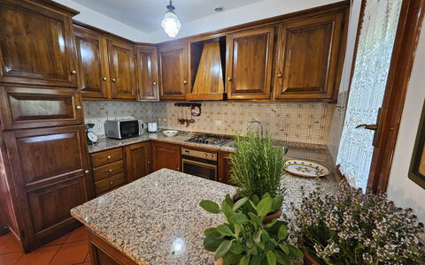 Alle Gardenie: Küche, Countertop, Küchengerät, Cabinetry, Major Appliance, Flooring, Möbel, Holz, Interior Design, Spüle
