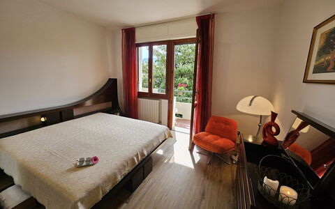 Alle Gardenie: Möbel, Interior Design, Flooring, Fussboden, Holz, Schlafzimmer, Zimmer, Bett, Bettdecke, Beleuchtung