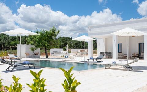 Tenuta Emma: Schwimmbad, Estate, Schatten, Gartenmöbel, Resort, Stuhl, Design, Landscaping, Villa, Hof