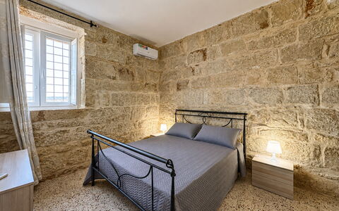 L'Oasi di Salvo: Flooring, Fussboden, Decke, Steinwand, Schlafzimmer, Bettrahmen, Bett, Bedding