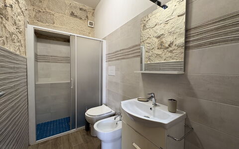L'Oasi di Salvo: Flooring, Fussboden, Armatur, Interior Design, Fliese, Installation, Badezimmer, Verbundwerkstoff, Sinken, Decke