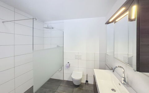 Halbeis: Flooring, Wand, Interior Design, Badezimmer, Fussboden, Armatur, Decke, Installation, Zapfhahn, Verbundwerkstoff