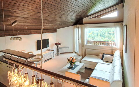 Casa Primavera B31: Interior Design, Decke, Flooring, Fussboden, Möbel, Beleuchtung, Couch, Zimmer, Light Fixture, Zuhause