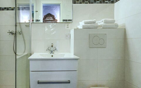 Casa Primavera B31: Badezimmer, Armatur, Flooring, Toilette, Interior Design, Bad Sink, Sinken, Toilleten Sitz, Fussboden, Zapfhahn