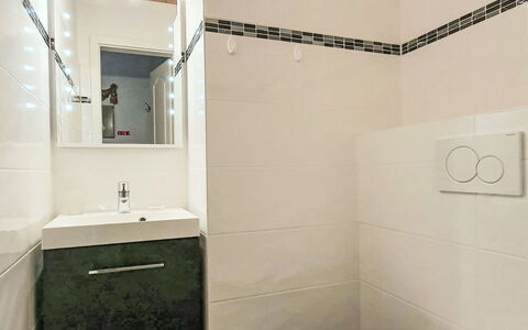 Casa Primavera B31: Flooring, Fussboden, Badezimmer, Wand, Armatur, Toilette, Interior Design, Toilleten Sitz, Fliese, Installation