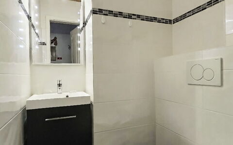 Casa Primavera B31: Flooring, Fussboden, Wand, Badezimmer, Armatur, Toilleten Sitz, Toilette, Interior Design, Fliese, Installation