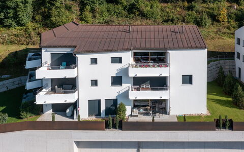 Miraselva Apt. 1.3: Möbel, Gartenmöbel, Tabelle, Interior Design, Stuhl, Tisch Im Freien, Küche & Esszimmer Tisch, Schatten, Blumentopf, Zimmerpflanze