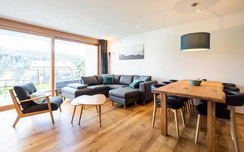 Miraselva Apt. 1.3: Möbel, Gartenmöbel, Tabelle, Interior Design, Stuhl, Tisch Im Freien, Küche & Esszimmer Tisch, Schatten, Blumentopf, Zimmerpflanze