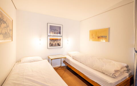 Quadra Apt. B223: Möbel, Gartenmöbel, Tabelle, Interior Design, Stuhl, Tisch Im Freien, Küche & Esszimmer Tisch, Schatten, Blumentopf, Zimmerpflanze