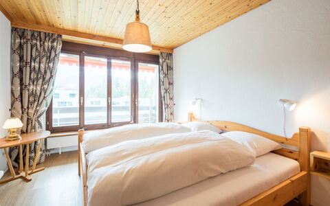 Laax 71: Holz, Schlafzimmer, Bett, Interior Design, Möbel, Bettdecke, Bettrahmen, Bedding, Decke, Zuhause