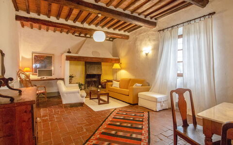 Il Poggio: Tabelle, Möbel, Gebäude, Eigentum, Couch, Stuhl, Holz, Bilderrahmen, Interior Design, Haus