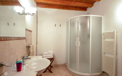 Il Poggio: Eigentum, Gebäude, Interior Design, Sinken, Fussboden, Flooring, Holz, Tür, Badezimmer