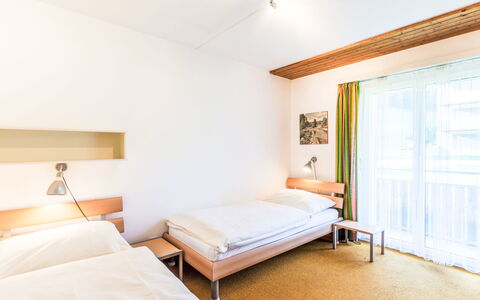 Val Signina 4-8: Möbel, Gartenmöbel, Tabelle, Interior Design, Stuhl, Tisch Im Freien, Küche & Esszimmer Tisch, Schatten, Blumentopf, Zimmerpflanze