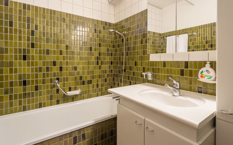 Laax 76: Wand, Flooring, Interior Design, Armatur, Badezimmer, Fussboden, Fliese, Installation, Zapfhahn, Sinken