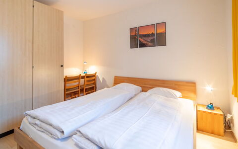 Laax 76: Bett, Interior Design, Schlafzimmer, Flooring, Fussboden, Bettdecke, Bedding, Möbel, Holz, Zimmer