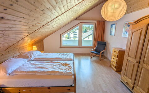 Laax 76: Möbel, Interior Design, Bett, Schlafzimmer, Holz, Decke, Fussboden, Flooring, Zimmer, Bettdecke
