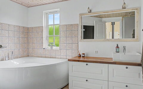 Stavros - 325M from the Sea: Badezimmer, Armatur, Interior Design, Flooring, Badewanne, Fussboden, Badezimmerschrank, Zapfhahn, Installation, Sinken
