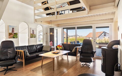 Flugha - 190M from the Sea: Möbel, Interior Design, Flooring, Fussboden, Holz, Holzboden, Decke, Couch, Wohnzimmer, Beleuchtung