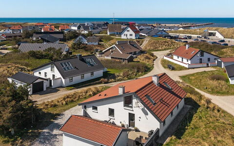 Flugha - 190M from the Sea: Dach, Haus, Zuhause, Wohngebiet, Landschaft, Grundstueck, Hütte, Steigung, Vorort, Dorf