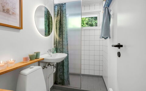 Flor - 900M from the Sea: Armatur, Badezimmer, Interior Design, Toilleten Sitz, Toilette, Flooring, Fussboden, Installation, Sinken, Zuhause