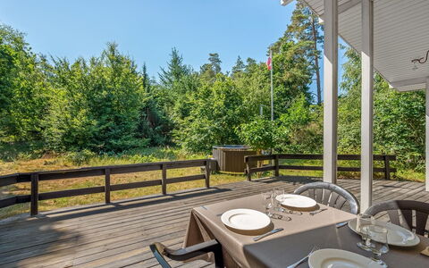 Ursula - 7Km from the Sea: Holz, Veranda, Hartholz, Deck, Hütte, Holzbeize, Planke, Schatten, Stuhl, Balkon