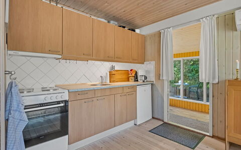 Ursula - 7Km from the Sea: Küche, Flooring, Küchengerät, Holz, Major Appliance, Countertop, Interior Design, Fussboden, Holzboden, Decke