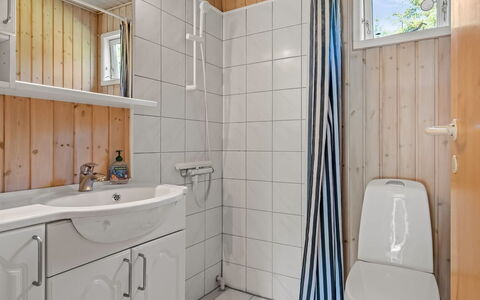 Ursula - 7Km from the Sea: Holz, Flooring, Armatur, Sinken, Fussboden, Bad Sink, Interior Design, Zapfhahn, Installation, Badezimmer