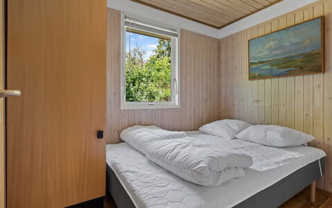 Ursula - 7Km from the Sea: Schlafzimmer, Holz, Bett, Bettdecke, Fussboden, Bedding, Flooring, Interior Design, Bettrahmen, Decke