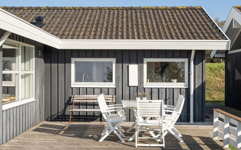 Adelinde - 300M from the Sea: Möbel, Meer, Stuhl, Schatten, Balkon, Gartenmöbel, Eco Hotel, Küste, Deck, Holzbeize