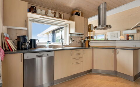 Adelinde - 300M from the Sea: Küche, Countertop, Küchengerät, Flooring, Interior Design, Holz, Cabinetry, Möbel, Major Appliance, Fussboden