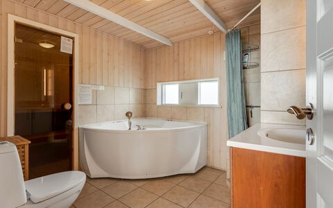 Adelinde - 300M from the Sea: Flooring, Fussboden, Armatur, Badezimmer, Interior Design, Bad Sink, Sinken, Holz, Decke, Zapfhahn