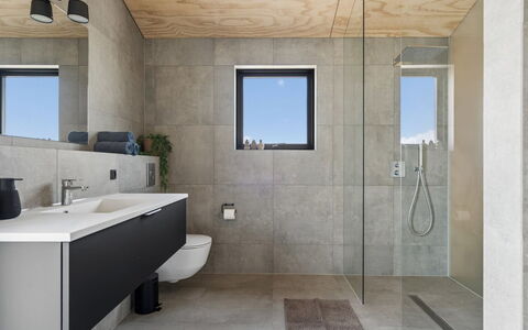 Ania - 500M from the Sea: Wand, Flooring, Fussboden, Armatur, Decke, Verbundwerkstoff, Badezimmer, Sinken, Fliese, Zapfhahn