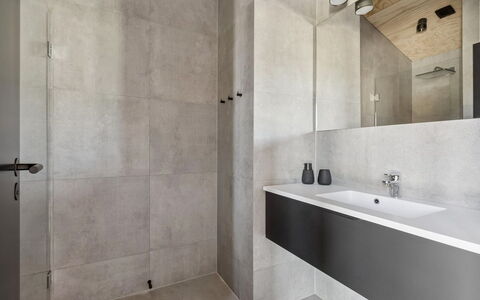 Ania - 500M from the Sea: Flooring, Wand, Fussboden, Armatur, Badezimmer, Interior Design, Zapfhahn, Decke, Installation, Fliese