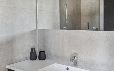 Ania - 500M from the Sea: Armatur, Wand, Flooring, Badezimmer, Fussboden, Sinken, Bad Sink, Zapfhahn, Interior Design, Installation